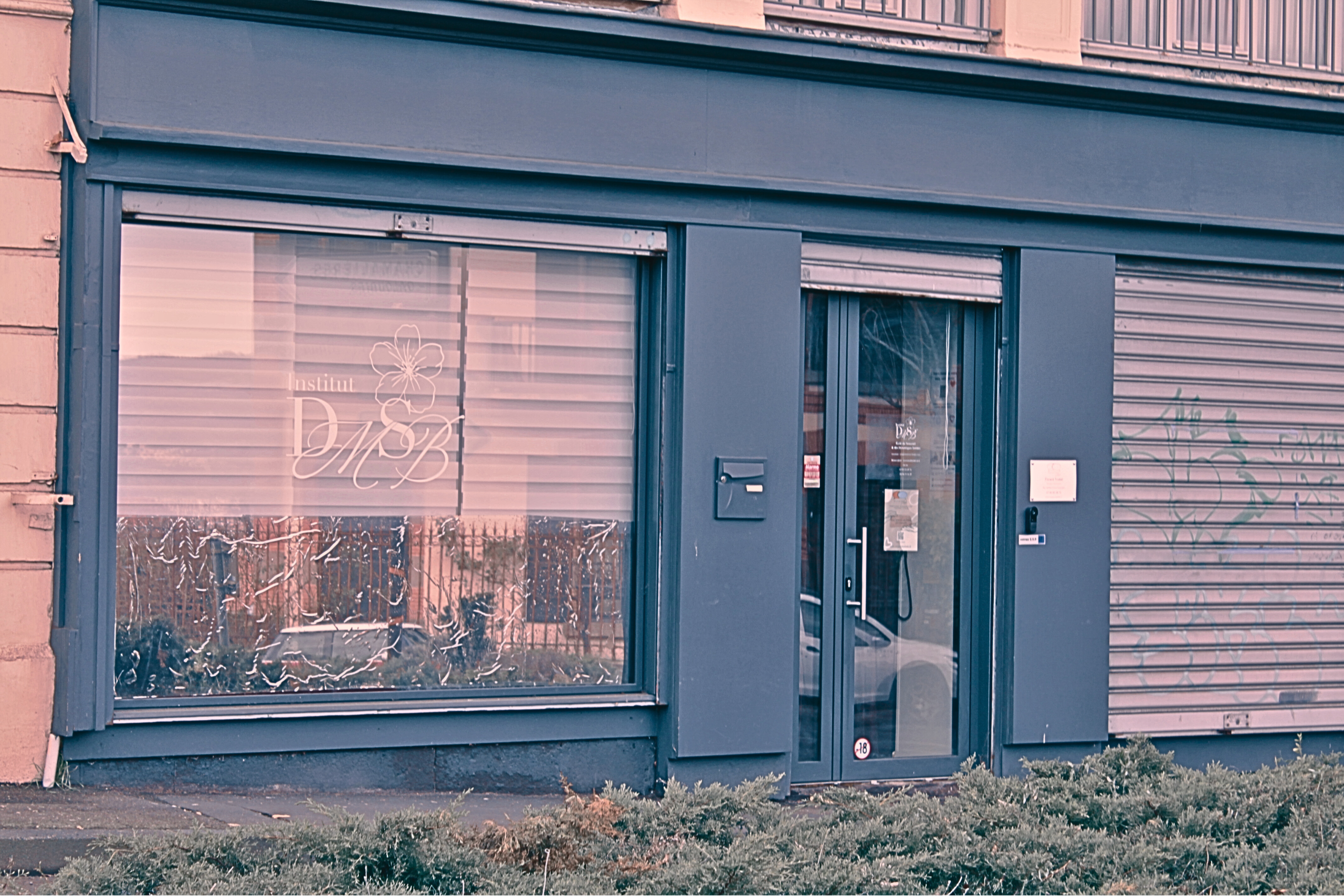 Entrée élégante et discrète de l'Institut DMSB à Chamalières – espace sécurisé pour ateliers EthiKink®